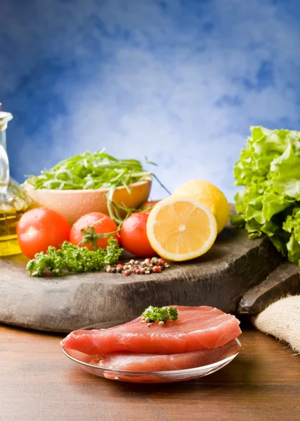 Rå tonfiskbiff med ingredienser arround — Stockfoto