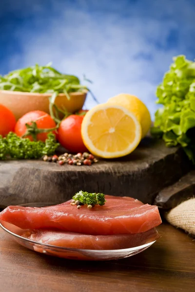 Bife de atum cru com ingredientes arround — Fotografia de Stock