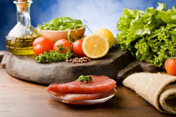 Rå tonfiskbiff med ingredienser arround — Stockfoto