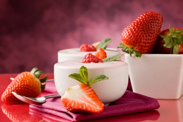 Iogurte de morango com folha de hortelã — Fotografia de Stock