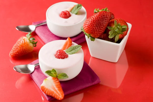 Erdbeerjoghurt mit Minzblatt — Stockfoto