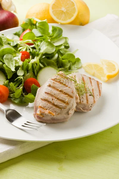 Stek z grilla tuńczyka z sałatką — Zdjęcie stockowe