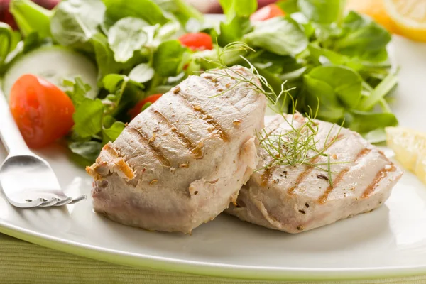 Gegrilde tonijnsteak met salade — Stockfoto