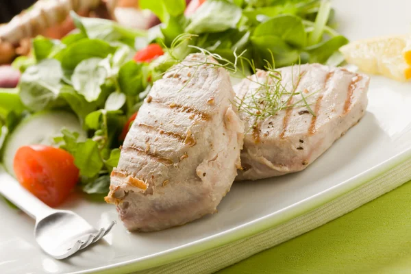 Salatalı ızgara ton balığı bifteği. — Stok fotoğraf