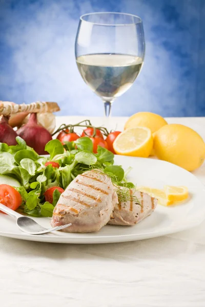 Gegrilltes Thunfischsteak mit Salat — Stockfoto