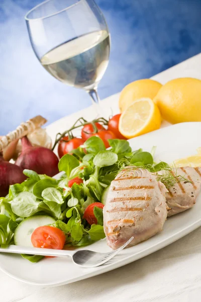 Grilled Tuna Steak with Salad — Stock Photo, Image
