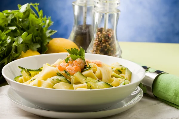 Nudeln mit Zucchini und Garnelen — Stockfoto