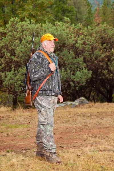 Літній чоловік готовий полювати — стокове фото