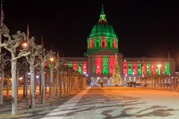 在圣诞的颜色中的照亮的旧金山市政厅 — 图库照片