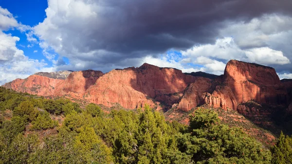 Dramatisk himmel över kolob canyons — Stockfoto
