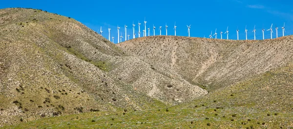 在小山的风力涡轮机 — 图库照片