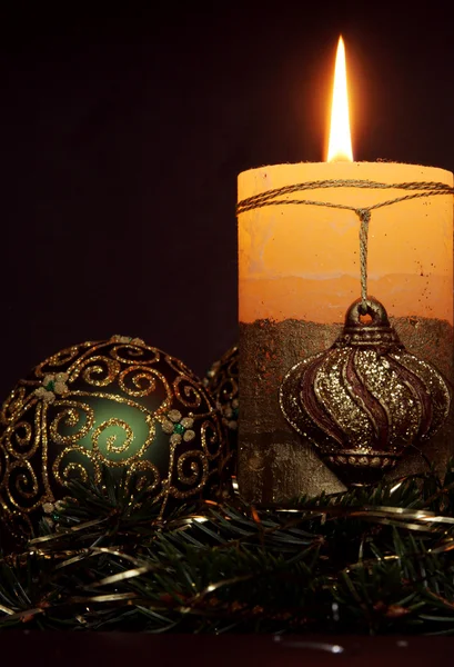 Candele di Natale e palle ornamenti — Foto Stock