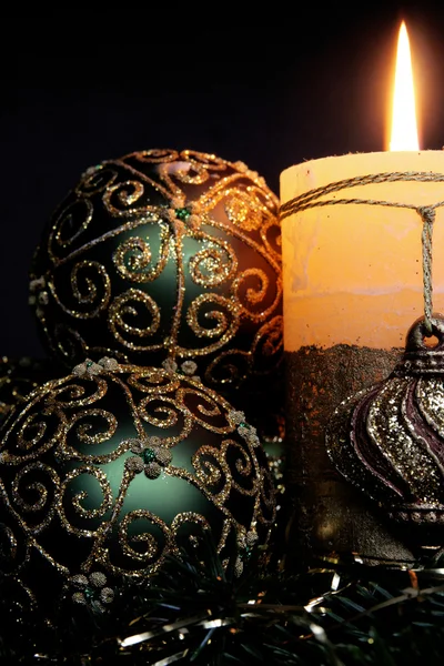 Vánoční svíčky a koule ornamenty — Stock fotografie