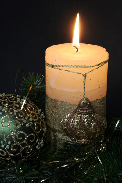 Candele di Natale e palle ornamenti — Foto Stock