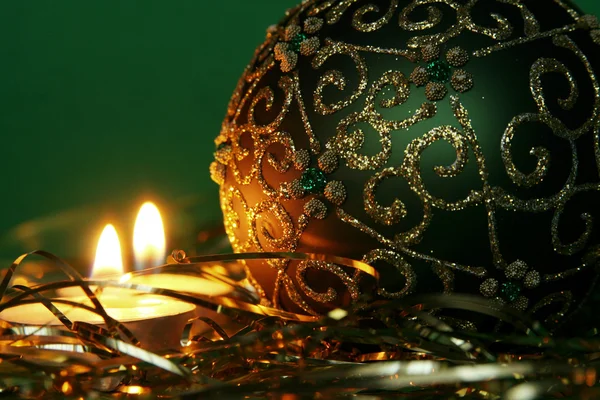 ख्रिसमस मेणबत्त्या आणि चेंडू — स्टॉक फोटो, इमेज