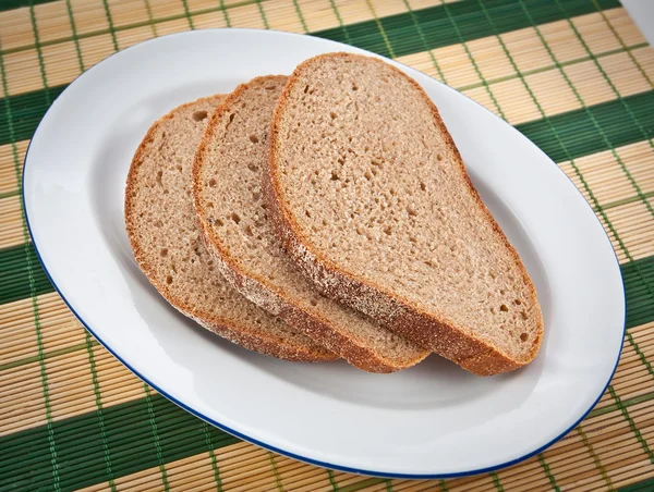 Три Ломтика Коричневого Хлеба Тарелке — стоковое фото