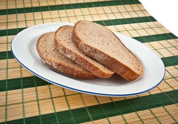 Dilim Kahverengi Ekmek Bir Plaka Üzerinde — Stok fotoğraf