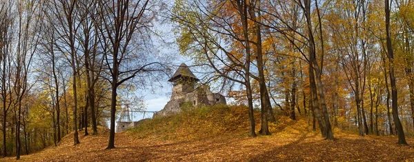 在秋天的森林中的旧城堡的全景图 — 图库照片