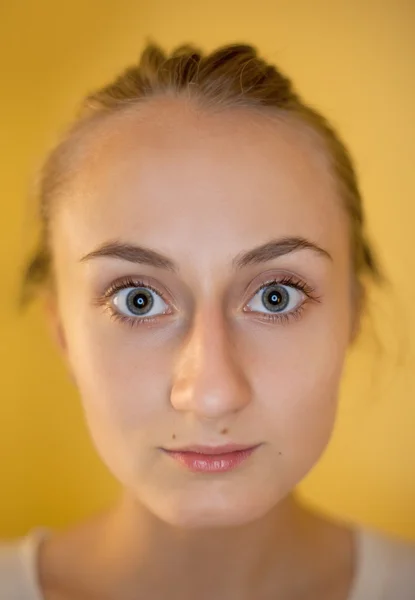 Retrato Cerca Una Chica Con Ojos Grandes — Foto de Stock