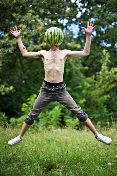 Humorvolles Foto Eines Springenden Jungen Mit Wassermelone Statt Kopf — Stockfoto