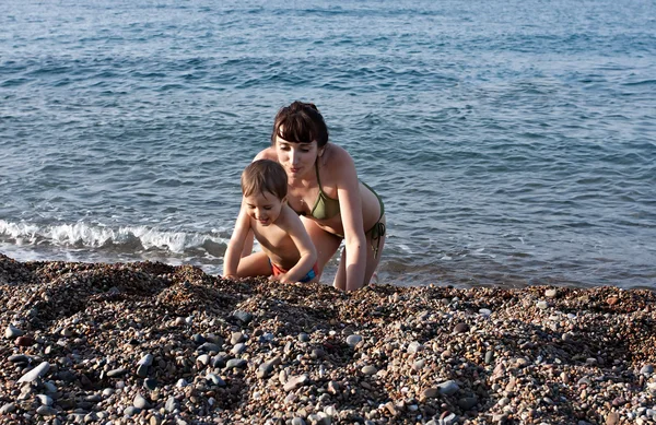 Mutter Und Kind Spielen Strand — Stockfoto