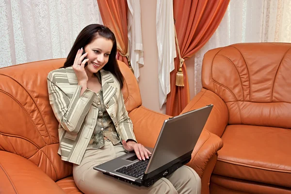 Dizüstü Bilgisayar Cep Telefonu Evde Çalışan Kadın — Stok fotoğraf