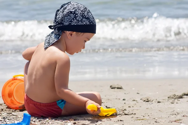 Jongen spelen op strand — Stockfoto