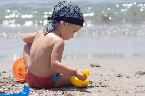 Хлопчик грає на пляжі — стокове фото
