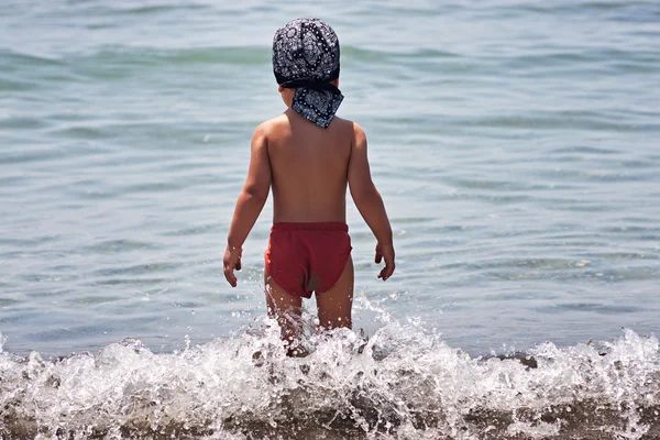 Хлопчик йде в море — стокове фото