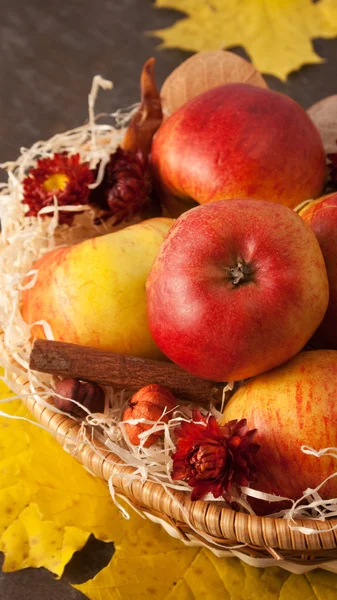 Äpfel im Weidenkorb — Stockfoto