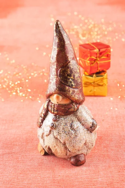Χριστούγεννα gnome με δώρα Royalty Free Φωτογραφίες Αρχείου