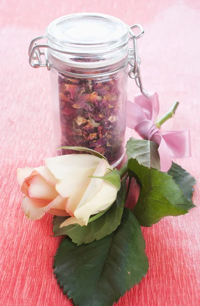 Gedroogde roze bloemblaadjes in een pot Rechtenvrije Stockafbeeldingen
