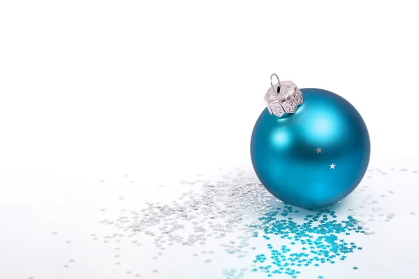 Голубая рождественская безделушка и серебряные звезды — стоковое фото