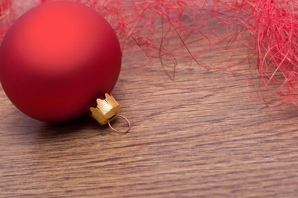 Decoração de Natal com bugiganga vermelha — Fotografia de Stock