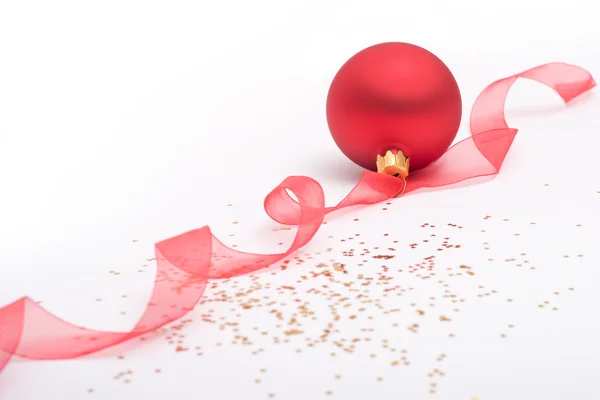 赤いクリスマス安物の宝石とリボン — ストック写真