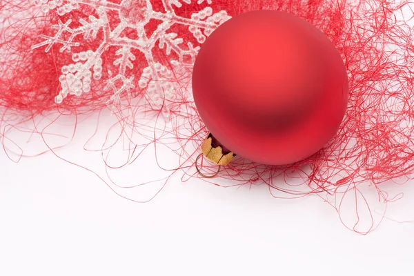 Röd christmas småsak och snöflinga — Stockfoto