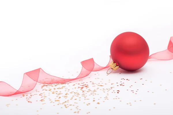 Rode Kerstbal en lint — Stockfoto