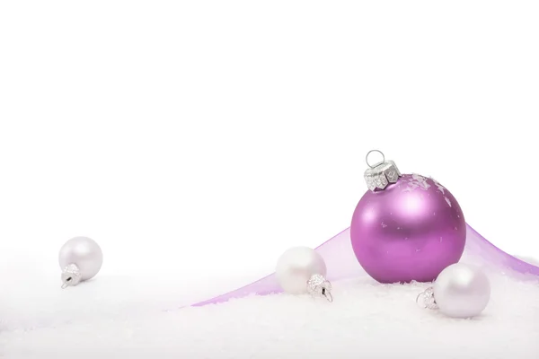 Roze Kerstbal en sneeuwvlok — Stockfoto