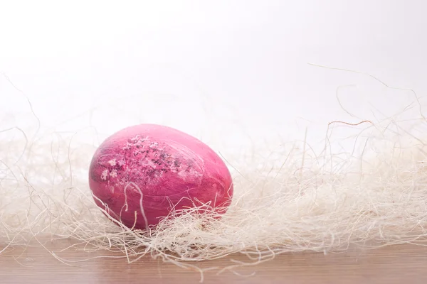 Ovo de Páscoa rosa pintado à mão — Fotografia de Stock