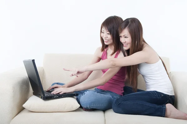 노트북을 사용 하 여 아시아 여자 — 스톡 사진