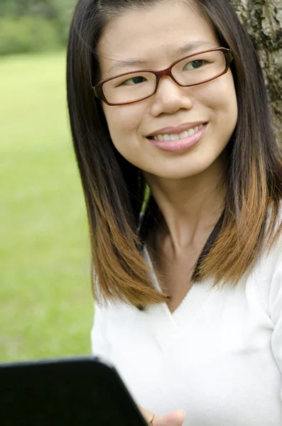 Junge college asiatische Mädchen — Stockfoto