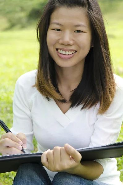 Aziatisch Meisje Schrijven Groen Gras Buiten — Stockfoto