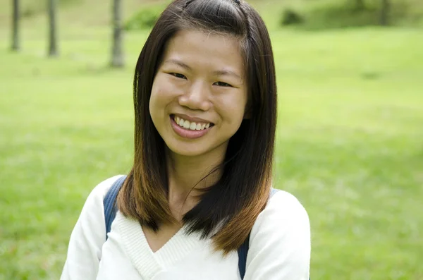 Aziatisch Meisje Glimlachen Groen Buiten — Stockfoto