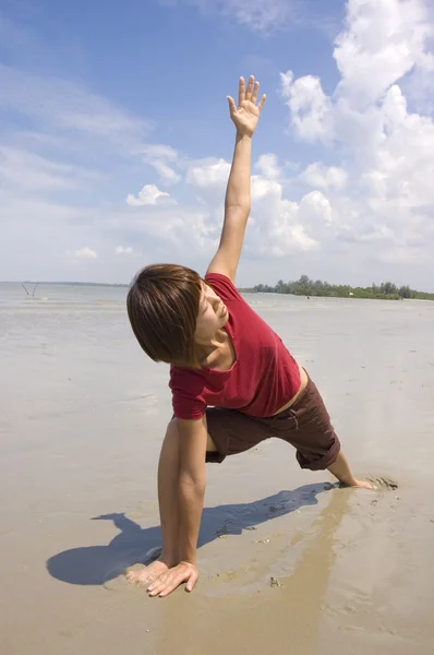 Asiatisk Tjej Utför Yoga Naturlig Strand — Stockfoto