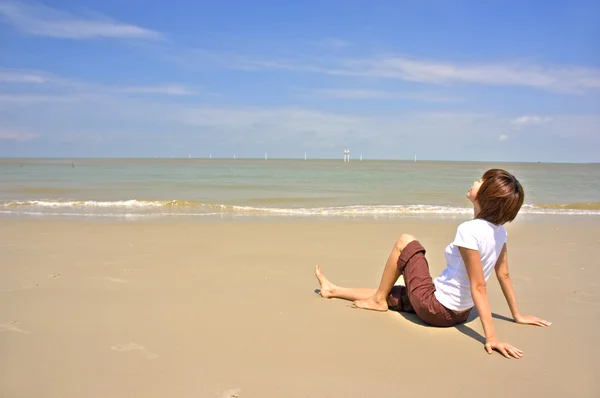 Азіатські Дівчата Здійснює Йога Пляжі — стокове фото