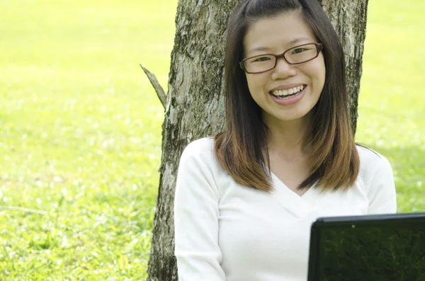 关于户外使用便携式计算机的亚洲女孩 — 图库照片