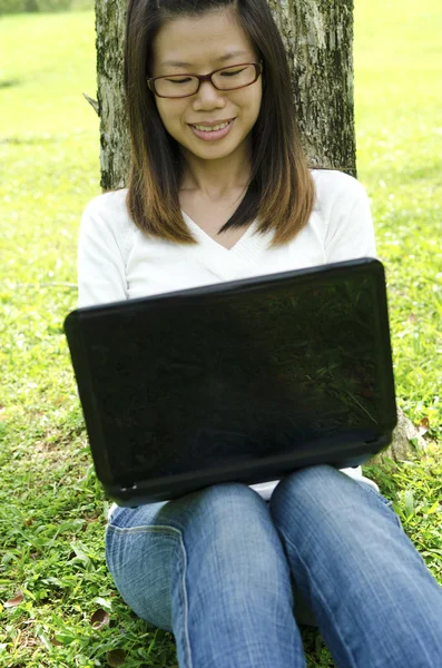 Menina Asiática Usando Laptop Exterior — Fotografia de Stock