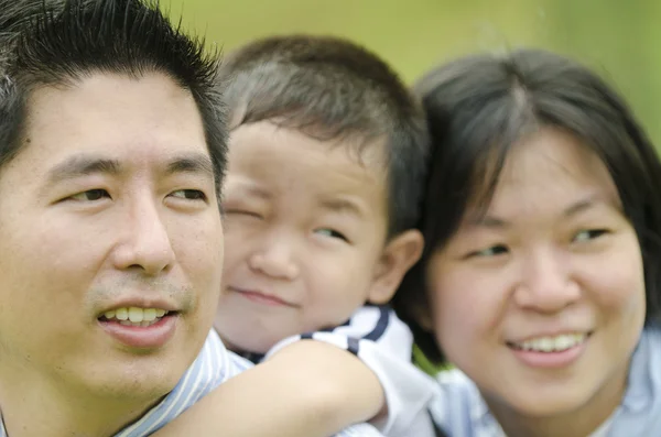 Gros Plan Heureux Asiatique Famille Sur Extérieur — Photo