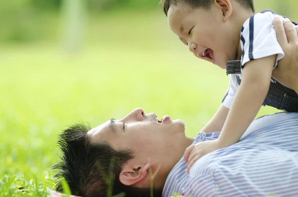 アジアのお父さんの息子と遊ぶ — ストック写真