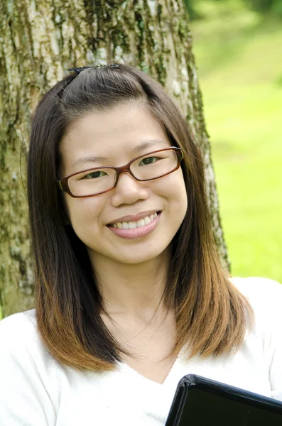 Yeşil Çimenlerin Üzerinde Açık Dizüstü Kullanan Asyalı Kız — Stok fotoğraf